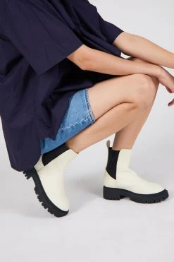 Intentionally Blank SHOES GUIDED PULL ON BOOT White