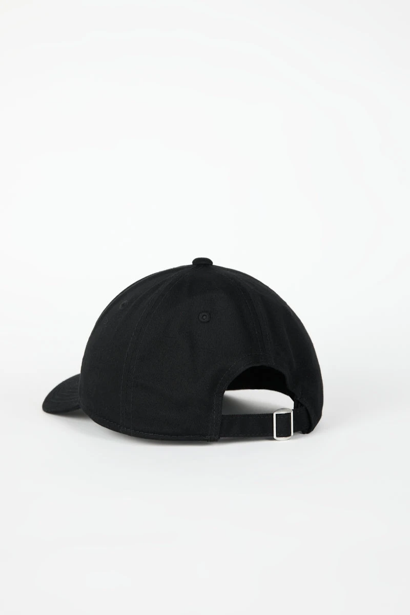 INTENTIONALLY BLANK Dad Cap Black/White ACCESSORIES 5 INTENTIONALLY BLANK Dad Cap Black/White ACCESSORIES