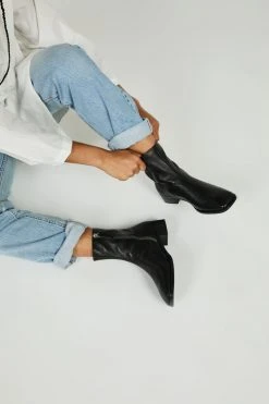 Intentionally Blank TOUR BOOT Black