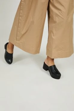 Intentionally Blank 12DOZEN CLOG Black