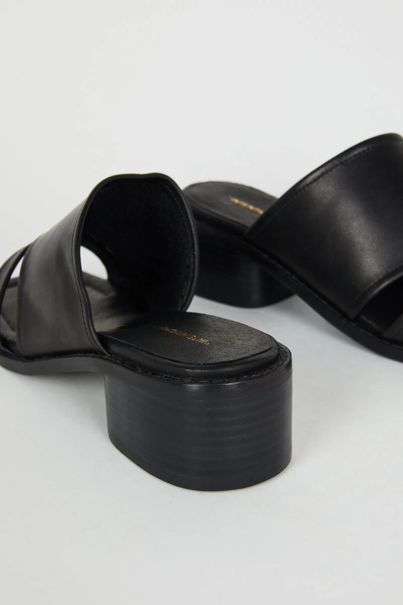 Intentionally Blank BARBARA SANDAL Black 7 Intentionally Blank BARBARA SANDAL Black