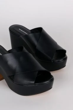 Intentionally Blank DAME HEELED PLATFORM Black