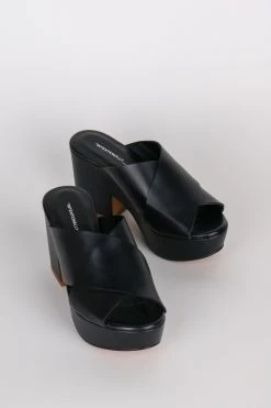 Intentionally Blank DAME HEELED PLATFORM Black