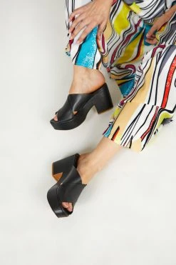 Intentionally Blank DAME HEELED PLATFORM Black