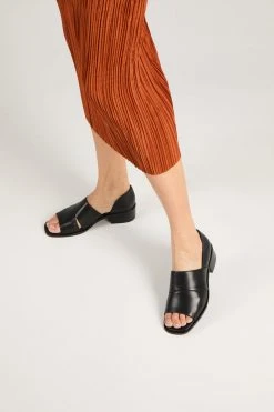 Intentionally Blank NEW SHOES GIRAFFE SANDAL Black