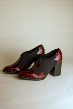 Intentionally Blank AUNTIE BOOT Wine