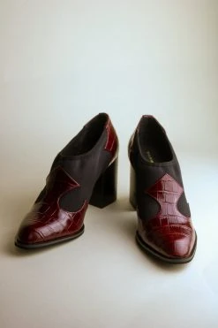 Intentionally Blank AUNTIE BOOT Wine