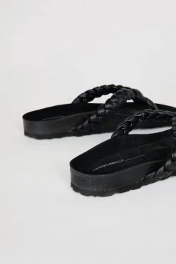 Intentionally Blank KATA SANDAL Black