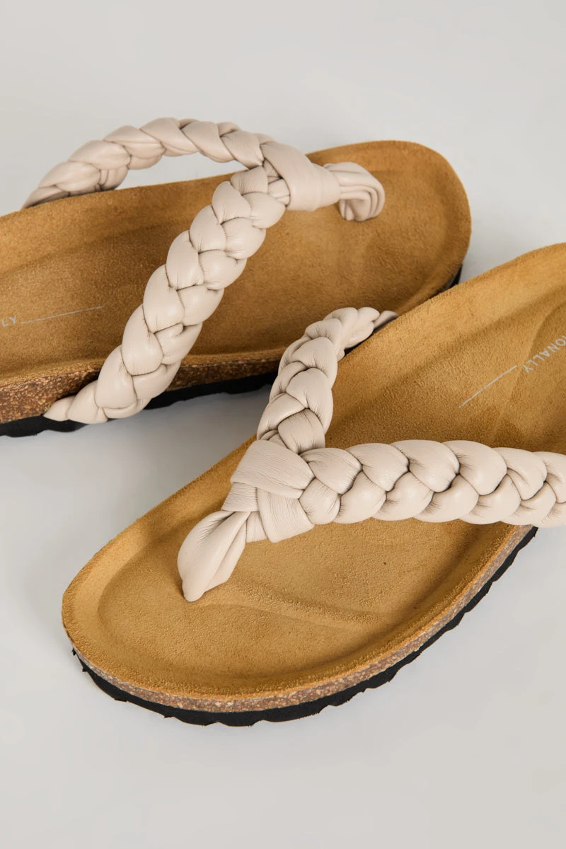 Intentionally Blank NEW SHOES KATA SANDAL Clouds 6 Intentionally Blank NEW SHOES KATA SANDAL Clouds