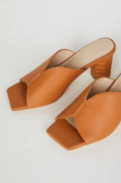 Intentionally Blank KAMIKA HEEL Canyon