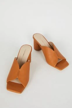 Intentionally Blank KAMIKA HEEL Canyon