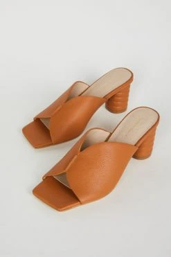 Intentionally Blank KAMIKA HEEL Canyon