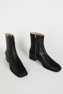 Intentionally Blank TOUR BOOT Black