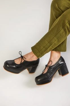 Intentionally Blank SERIF PLATFORM HEEL Black SHOES
